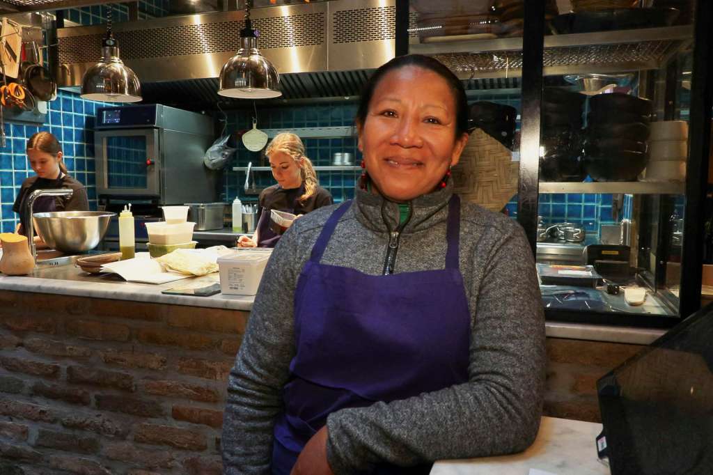 PARÍS, 14/03/2026.- Lilia Meneses, cocinera indígena de Colombia, muestra desde el restaurante Finka en París los sabores amazónicos de su región, donde lidera un proyecto social que busca evitar que los jóvenes caigan en las redes del narcotráfico. EFE/ Edgar Sapiña Manchado