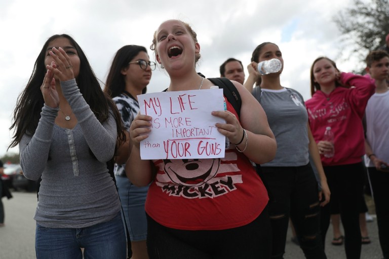 Familias de víctimas del tiroteo de Parkland demandan al fabricante de armas