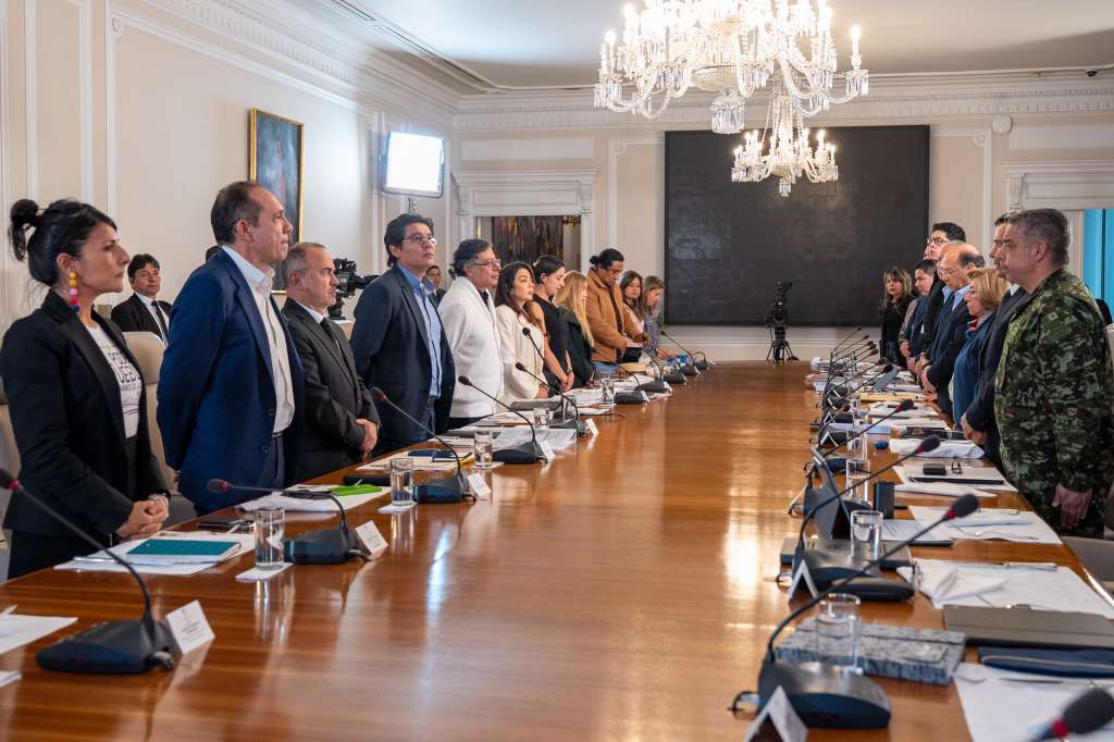 Presidente Petro y su consejo de ministros en minuto de silencio por víctimas del accidente de avión Hércules