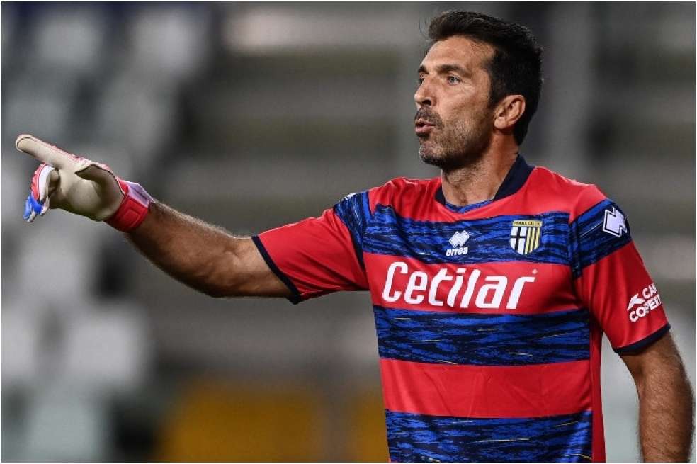 El arquero Gianluigi Buffon regresó al Parma más de 20 años después de su debut como profesional.