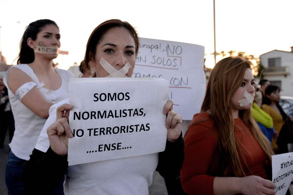 Estudiantes de la Facultad de derecho de la Universidad Autónoma de Coahuila protestan contra la desaparición./ EFE