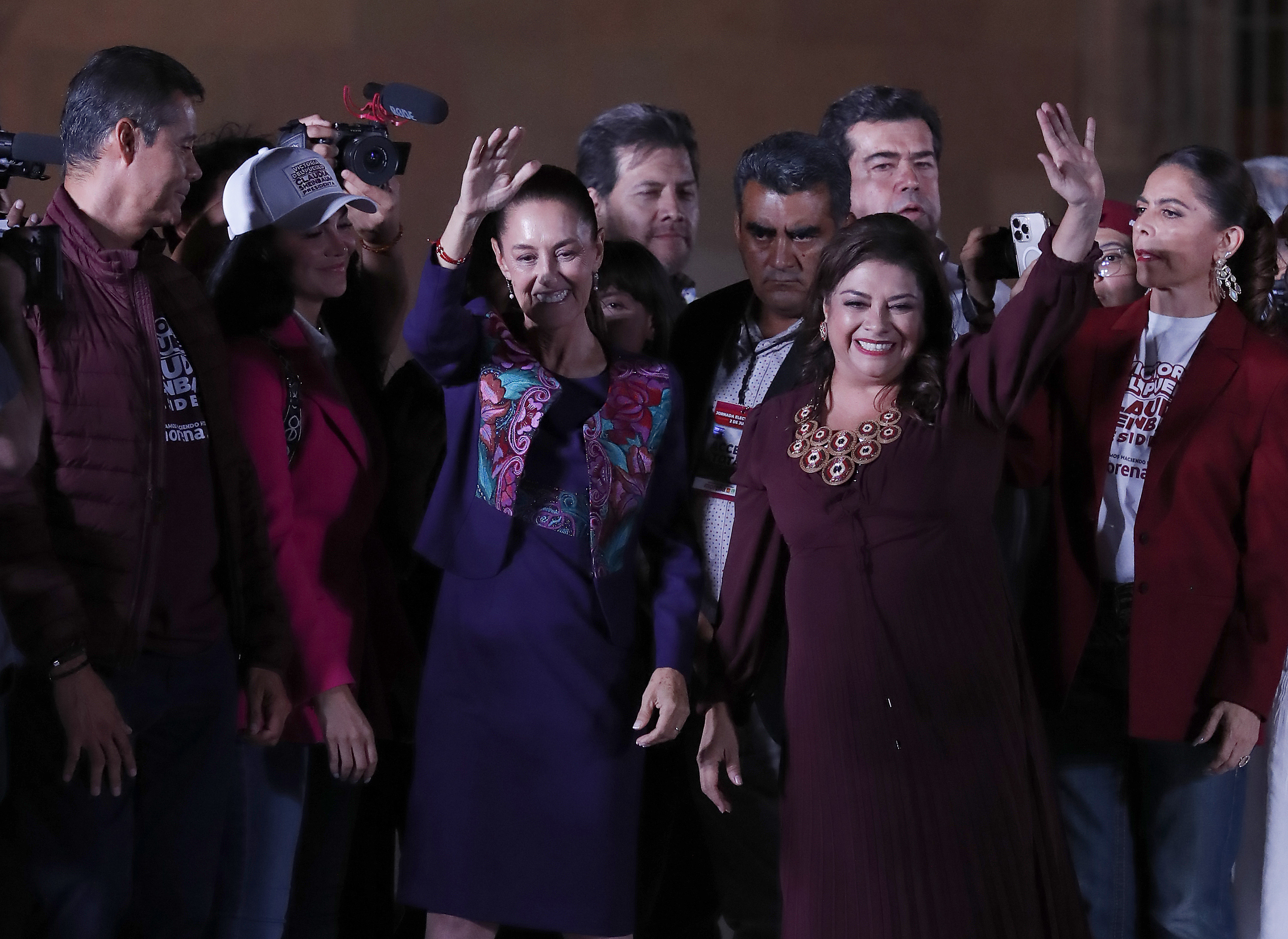 CIUDAD DE MÉXICO, 03/06/2024.- La oficialista Claudia Sheinbaum (i), ganadora de la elección presidencial, acompañada de Clara Brugada (d), ganadora de la gobernatura de la capital mexicana saludan a simpatizantes la madrugada de este lunes en la plancha del Zócalo en la Ciudad de México (México). La oficialista Claudia Sheinbaum hizo historia este lunes al convertirse en la primer mujer en ganar unas elecciones presidenciales en México tras una jornada que resultó en un triunfo que superó las altas expectativas del movimiento del presidente, Andrés Manuel López Obrador. EFE/Mario Guzmán