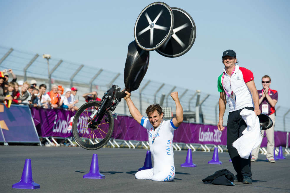 Así celebró Álex Zanardi cuando ganó la medalla de oro. / AFP
