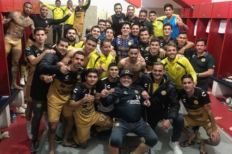 El baile de Maradona tras llevar a Dorados a semifinales del ascenso