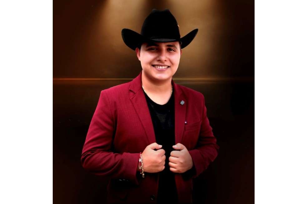 Brian Sandoval inició su carrera artística en el 2014, con canciones como “Le Volví a Fallar”, “La última Vez”, “Tiempo Regresa”, “Se Supone”, “Necesito Decirte”, entre otras.