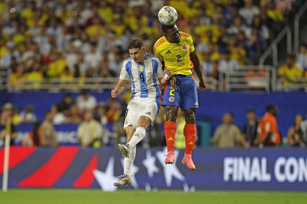 Miami Gardens (United States), 15/07/2024.- Carlos Cuesta of Colombia (R) contests a header with Argentina's Julian Alvarez during the CONMEBOL Copa America 2024 final in Miami Gardens, Florida, USA, 14 July 2024. EFE/EPA/CJ GUNTHER
