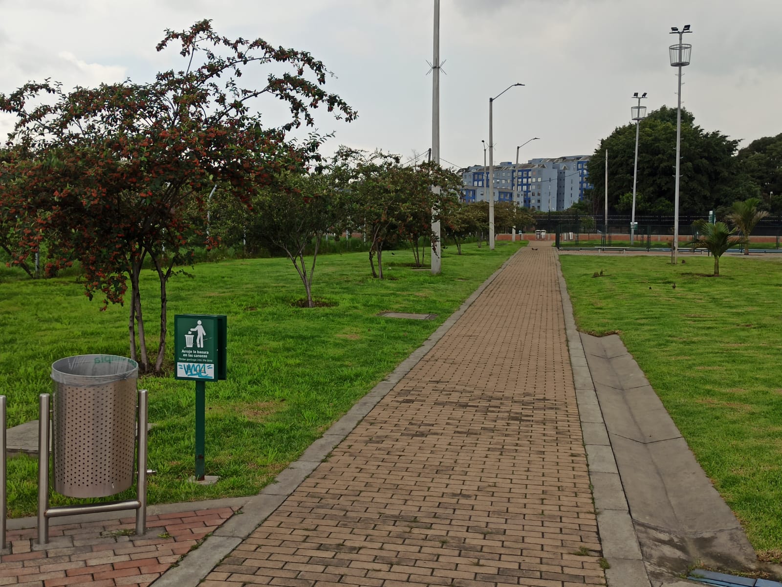 Se encuentran representados en diferentes usos: (vías (vehiculares y peatonales). zonas verdes, zampas, parques, controles ambientales, zonas comunales, áreas de reservas, equipamientos y zonas verdes, entre otros).