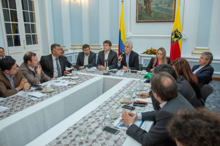 Peñalosa y alcaldes locales acuerdan acciones para realizar obras pendientes en Bogotá