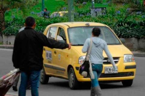 A la cárcel pareja de extranjeros por hurto a taxista en Bogotá