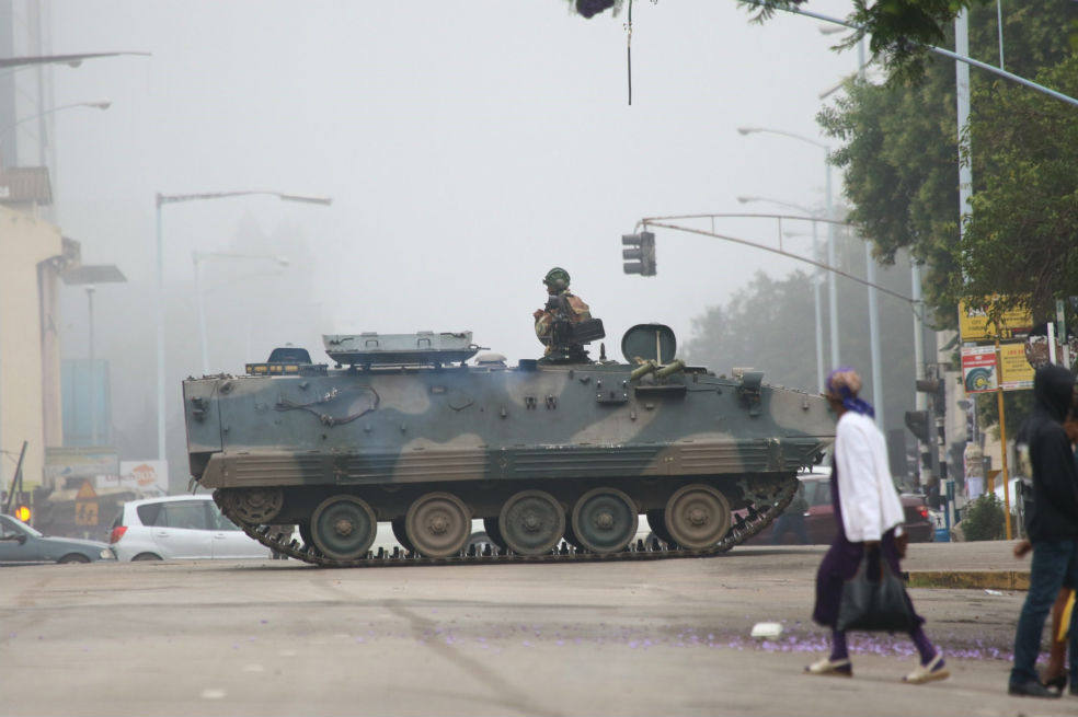 La tensión en Zimbabue empezó a aumentar en la tarde de ayer, después de que varios tanques fueran vistos en dirección a la ciudad de Harare.  / Agencia EFE