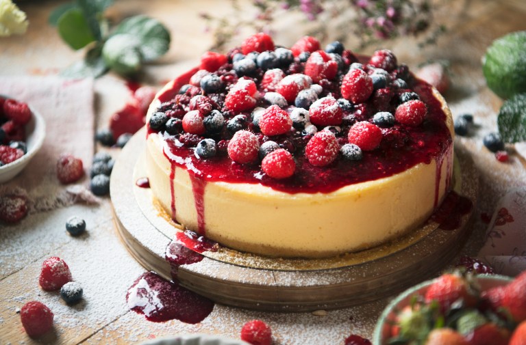 Aquí está la receta para preparar tarta de queso con frutos rojos