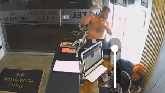 Imagen del video de las cámaras de seguridad del Hotel Plaza Mayor 44 en Medellín, donde un huésped agredió a una empleada.