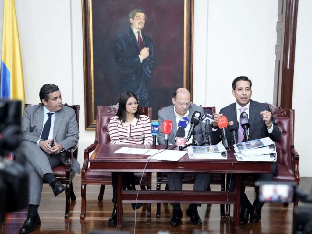 Jaime Luis Lacouture, secretario de la Cámara; Angie Rodríguez, directora del Dapre; Germán Ávila, ministro de Hacienda, y Julián López, presidente de la Cámara, en la radicación del presupuesto.