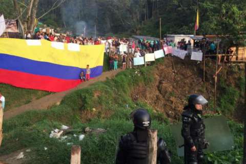 Desalojan a 300 familias de invasión en Medellín