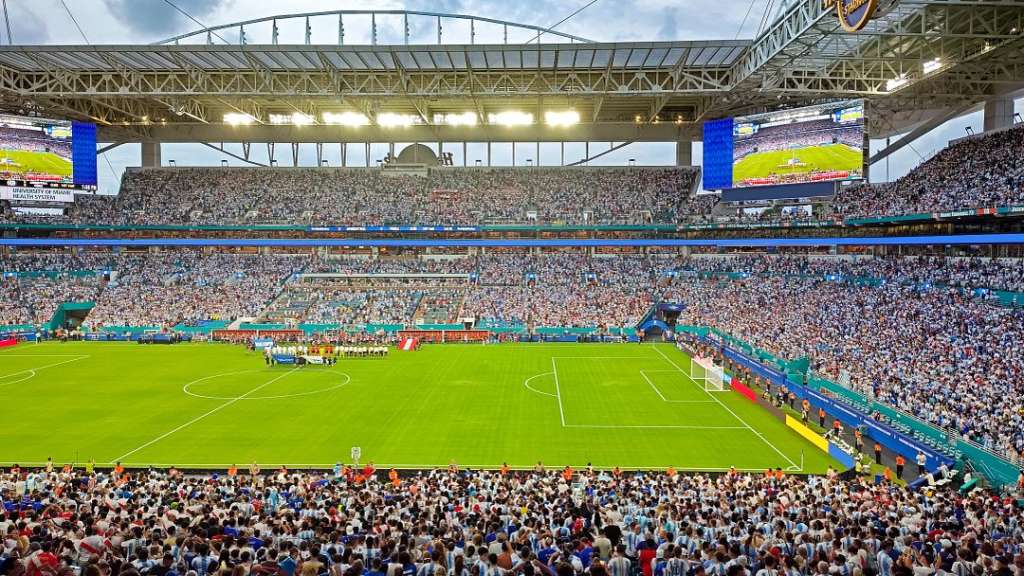 Ubicado en Miami Gardens , Hard Rock Stadium es el nexo de los deportes, conciertos de clase mundial, festivales de música y grandes eventos en el Gran Miami y Miami Beach .