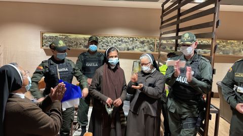 La monja Gloria Cecilia Narváez arribó a Colombia tras su liberación en octubre