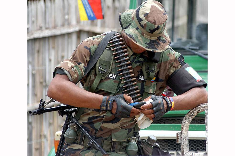 La historia de los dos pactos que crearon la parapolítica en Colombia