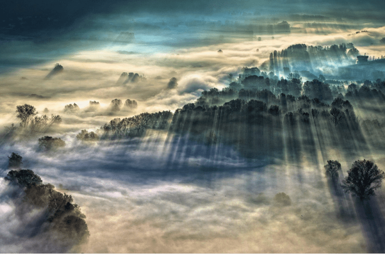 Niebla de la mañana de Giulio Montini muestra a una ciudad en la cima de una colina, en Italia, durante un día neblado. Fue la ganadora del concurso.