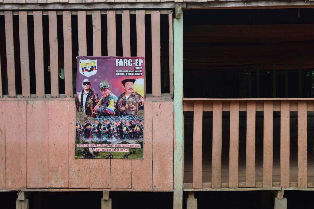 Varios carteles con la imagen del difunto guerrillero Víctor Julio Suárez, alias Jorge Briceño o Mono Jojoy, y propaganda alusiva a las Farc cuelgan de árboles o están pegadas sobre casas y negocios de los cascos urbanos de varias veredas de la región del río Guayabero