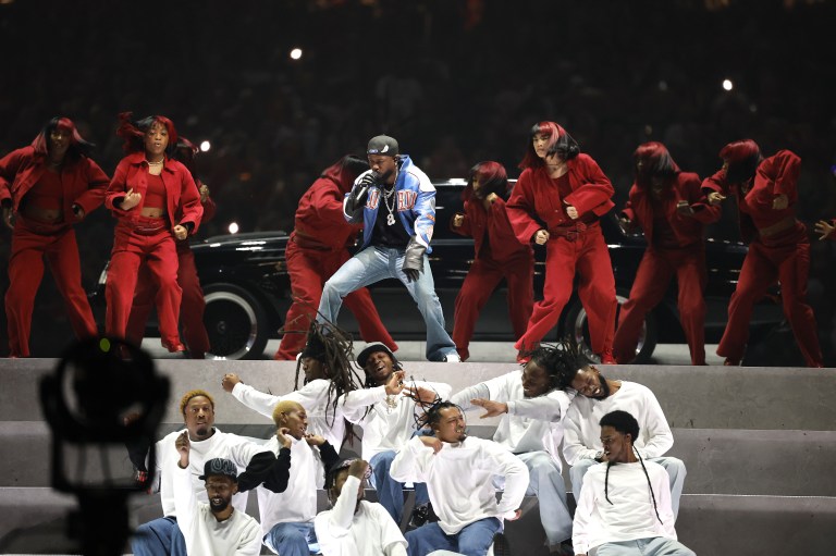 Así fue el show de Kendrick Lamar en el Super Bowl: lanzó críticas a la censura