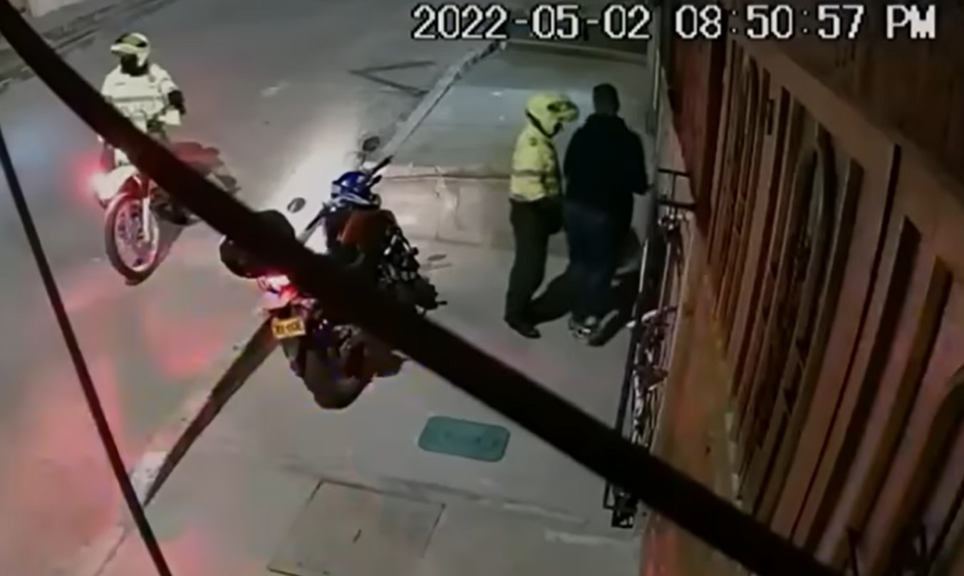 El atraco quedó grabado en cámaras de seguridad, estos videos permitieron identificar a los policías involucrados y a los hombres que hacen parte de una organización delictiva.