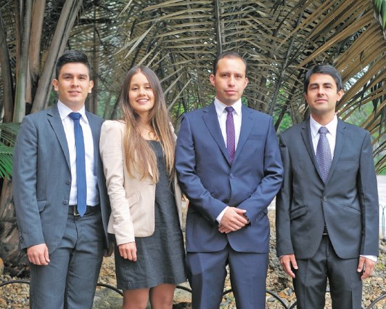 Wálter Sánchez, el tercero de izquierda a derecha, rodeado de gente que ha ayudado en su proyecto: Fernanda Cuadros, Andrés Corredor y Sebastian Calderón, estudiantes de la Universidad Industrial de Santander (UIS). / Cristian Garavito