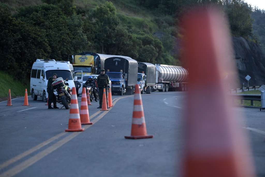Derrumbe en Chipaque en el sector de cuatro carriles, desde el kilómetro 18+300 hasta el k18+600, vía Bogotá - Villavicencio.