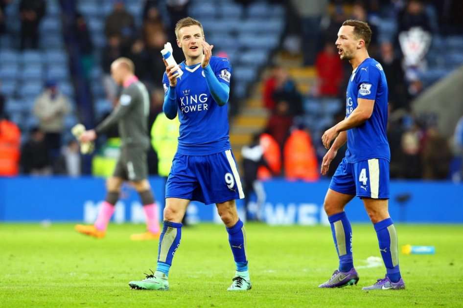 Vardy aplaude a los aficionados que asistieron al partido entre Leicester y West Bromwich. Foto: AFP