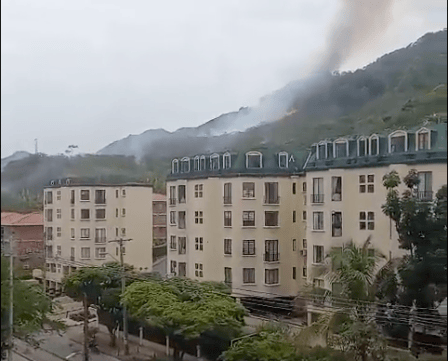En horas de la mañana se presentó un incendio estructural en el centro de la ciudad.