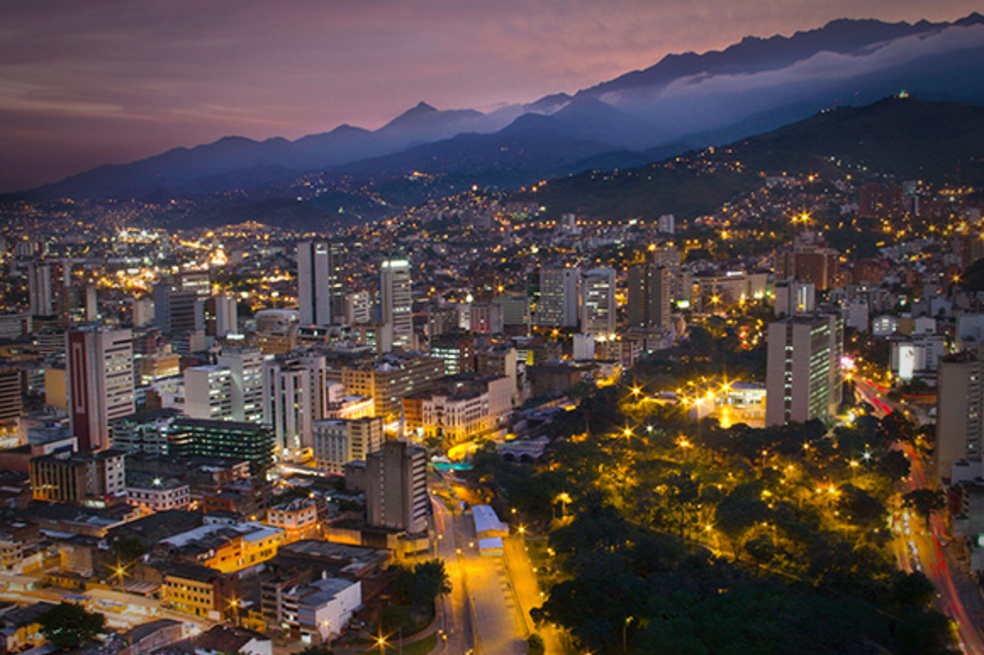 Panorámica nocturna de Cali.