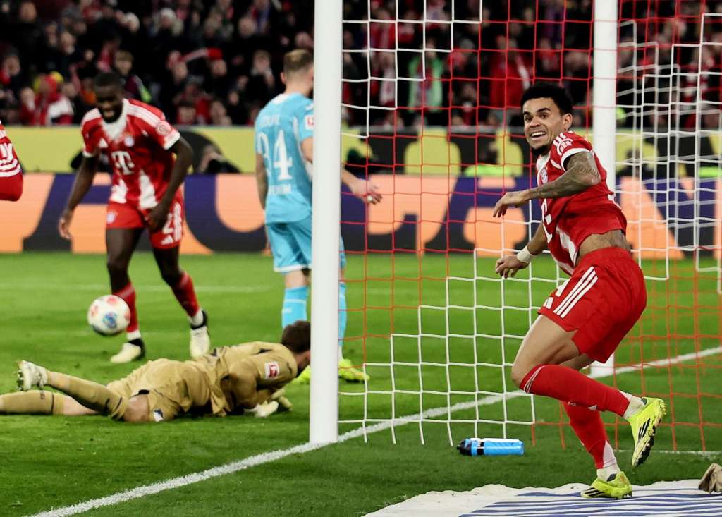 MUNICH (Germany), 08/02/2026.- Luis Diaz of Munich celebrates after scoring the 4-1 lead during the German Bundesliga soccer match between FC Bayern Munich and TSG Hoffenheim in Munich, Germany, 08 February 2026. (Alemania) EFE/EPA/RONALD WITTEK CONDITIONS - ATTENTION: The DFL regulations prohibit any use of photographs as image sequences and/or quasi-video.