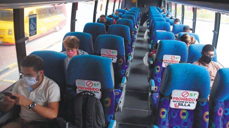 El día del viaje, los pasajeros deben llegar una hora antes de la salida del bus y sin acompañantes. 