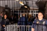 Juicio de Trump: un hombre se prende fuego afuera del tribunal en Nueva York