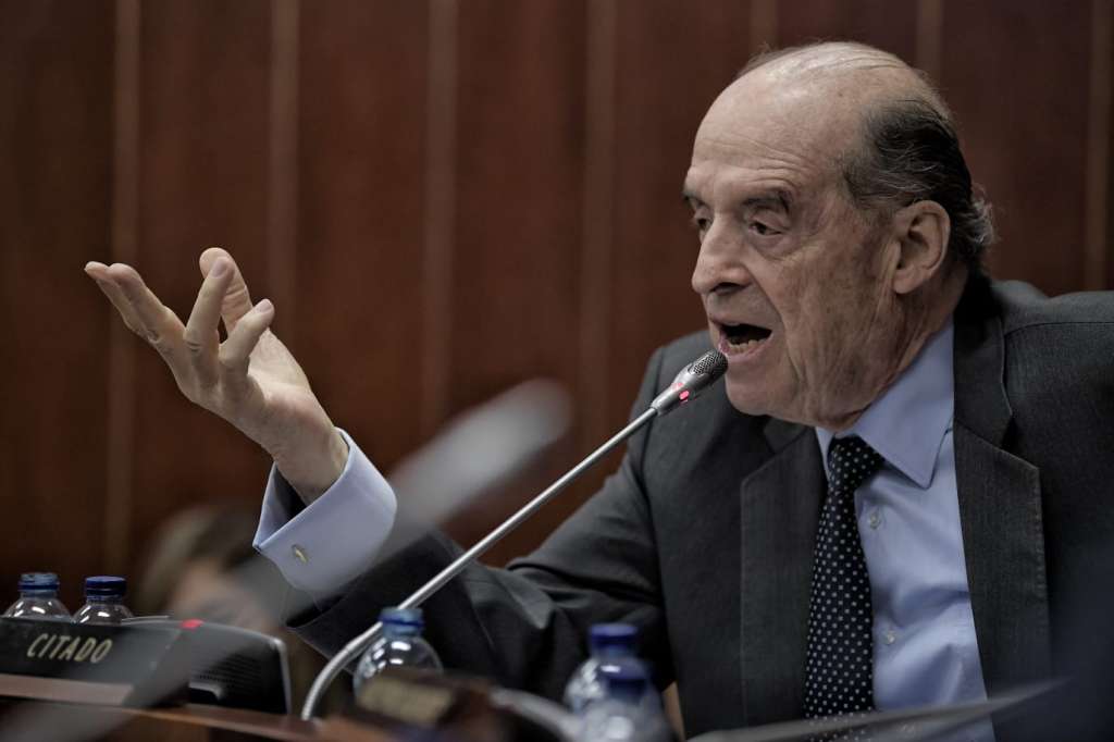 El canciller Álvaro Leyva en la Comisión Segunda de Senado, mientras que la par de Cámara lo esperaba por más de una hora.