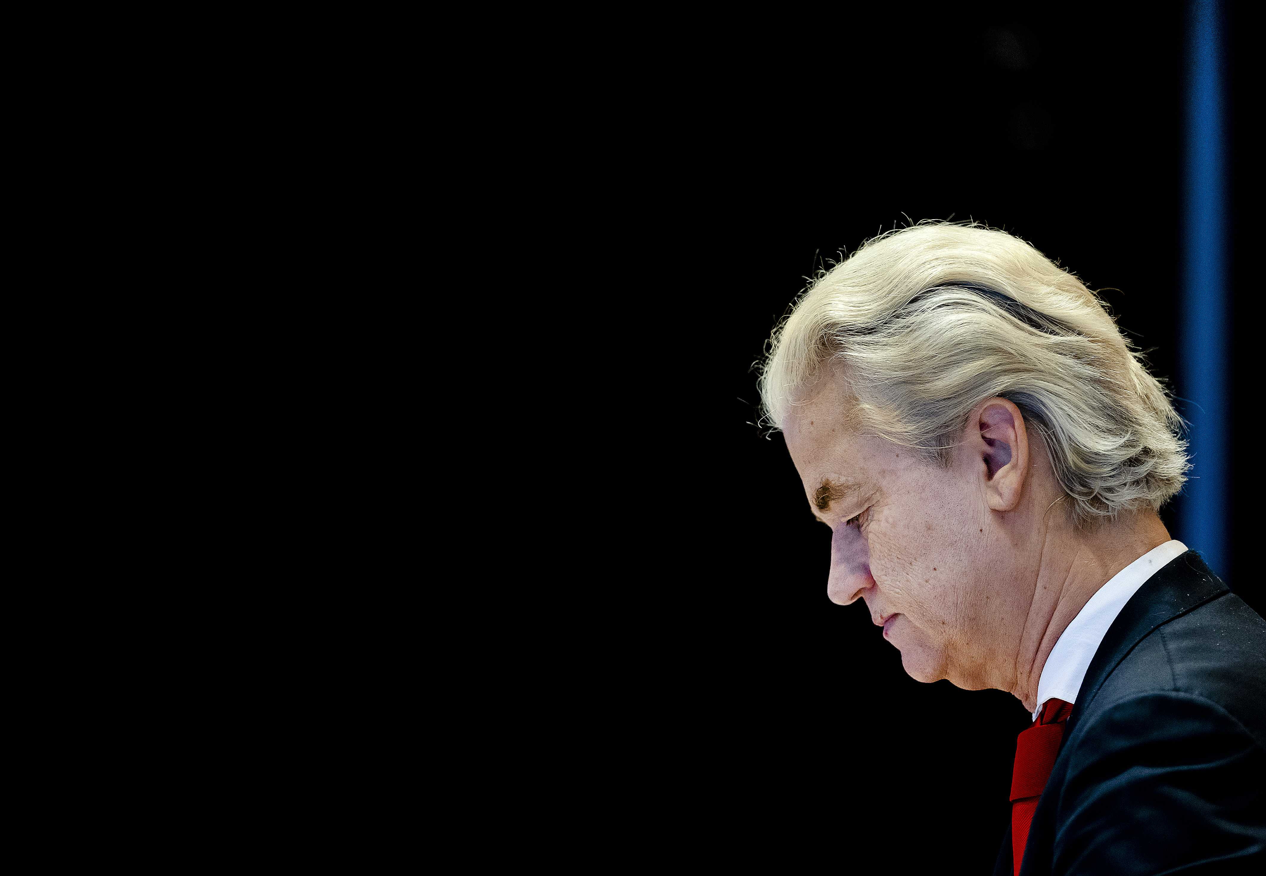 The Hague (Netherlands), 24/11/2023.- Leader of the far-right Freedom Party PVV Geert Wilders (R) during a meeting with party leaders for coalition talks in the House of Representatives in The Hague, The Netherlands, 24 November 2023. (Elecciones, Países Bajos; Holanda, La Haya) EFE/EPA/REMKO DE WAAL