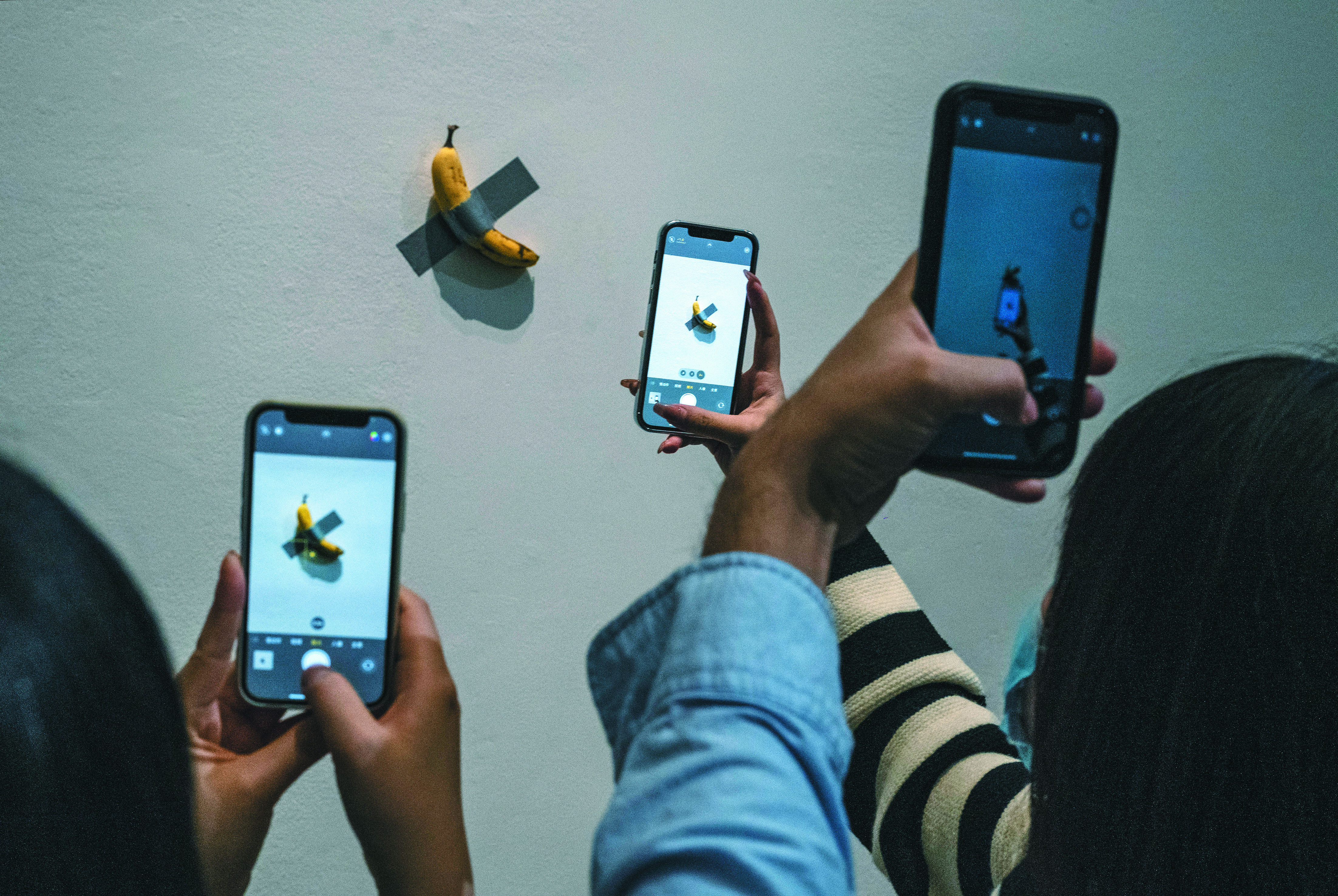 “Comedian”, la obra de Maurizio Cattelan, se hizo viral luego de que en dos ocasiones el banano fuera consumido por miembros de la audiencia.