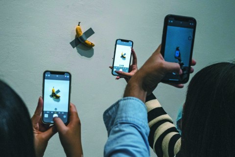‘Comedian’ de Cattelan vuelve a ser noticia: roban su banana en el Pompidou de Metz