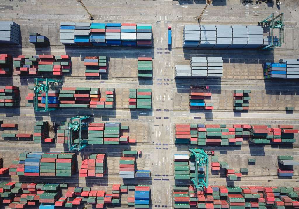 Shanghai (China), 18/04/2025.- An aerial photo shows Shanghai Container Terminal, in Shanghai, China, 18 April 2025. China announced 125 percent tariffs on US goods effective 12 April, raising its previous rate of 84 percent, in response to the latest US tariffs, which effectively total 145 percent. EFE/EPA/ALEX PLAVEVSKI
