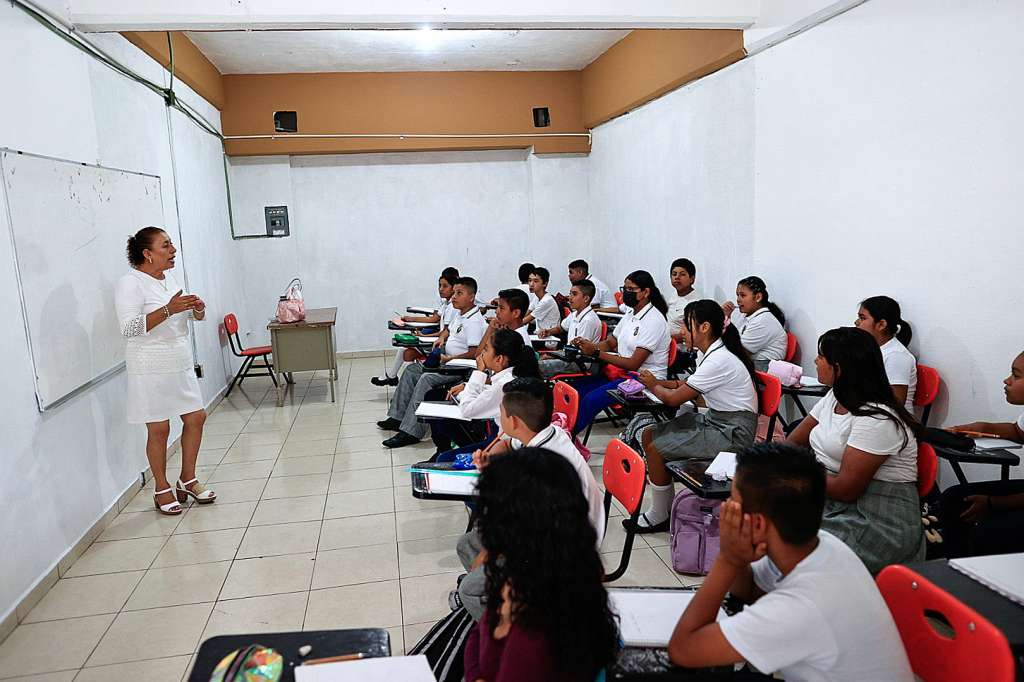 MEX5102. ACAPULCO (MÉXICO), 14/11/2024.- Fotografía de archivo fechada el 28 de agosto de 2023 que muestra estudiantes de secundaria durante una clase en el balneario de Acapulco, Guerrero (México). El 75 % de alumnos latinoamericanos no logra el nivel básico en matemáticas, según la OCDE. EFE/ David Guzmán/ARCHIVO