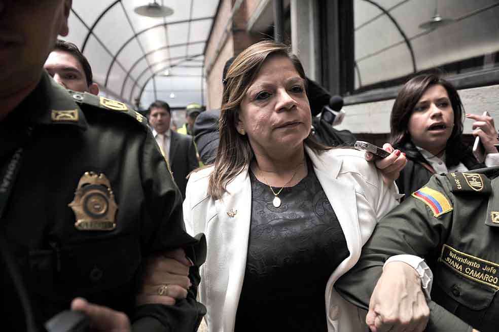 Bogota(Colombia) 23/04/2015 . - Amanda Asusena Castillo, rectora del colegio donde estudió Sergio Urrego, saliendo de una audiencia en los juzgados de paloquemao. Foto Oscar Perez