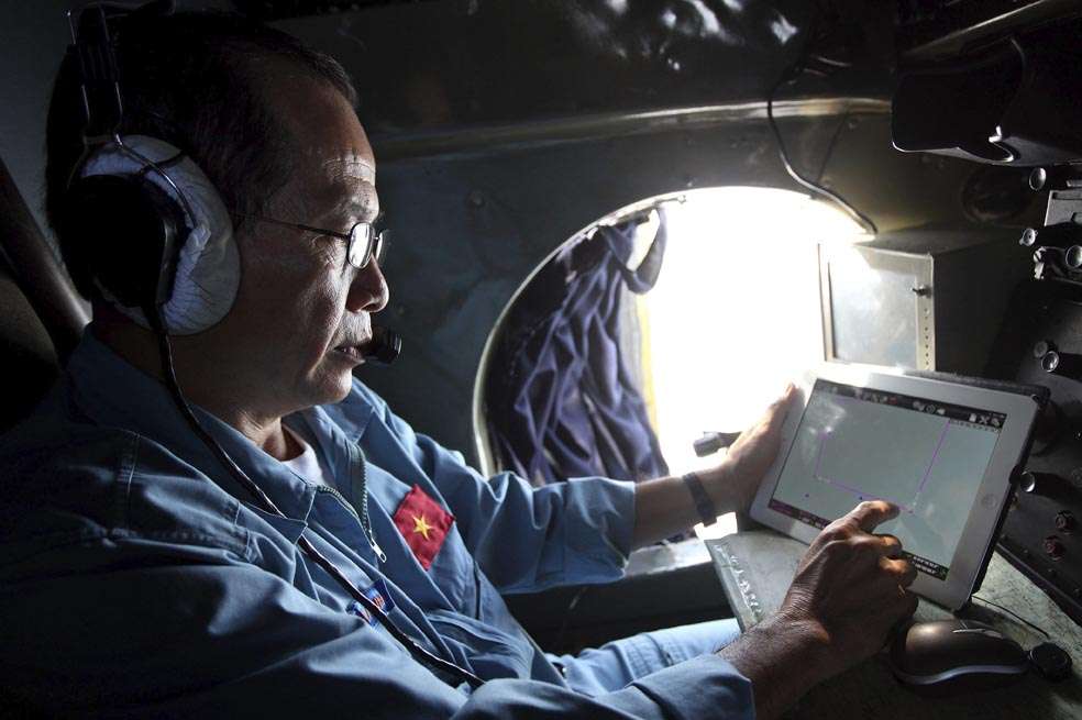 Un oficial trabaja desde un avión de las Fuerzas Armadas de Vietnam durante la operación de búsqueda del vuelo de Malaysia Airlines desaparecido. / EFE