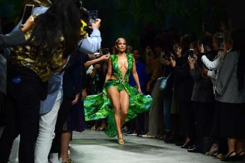 Jennifer Lopez retoma el vestido de Versace con el que inspiró Google Imágenes