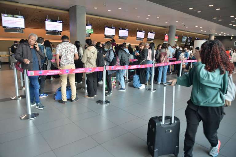 Otras personas denuncian que horas antes de que anunciaran el cese de operaciones, Ultra Air continuó ofreciendo tiquetes y permitió el pago de maletas adicionales en los vuelos que estaban programados para este 30 de marzo.