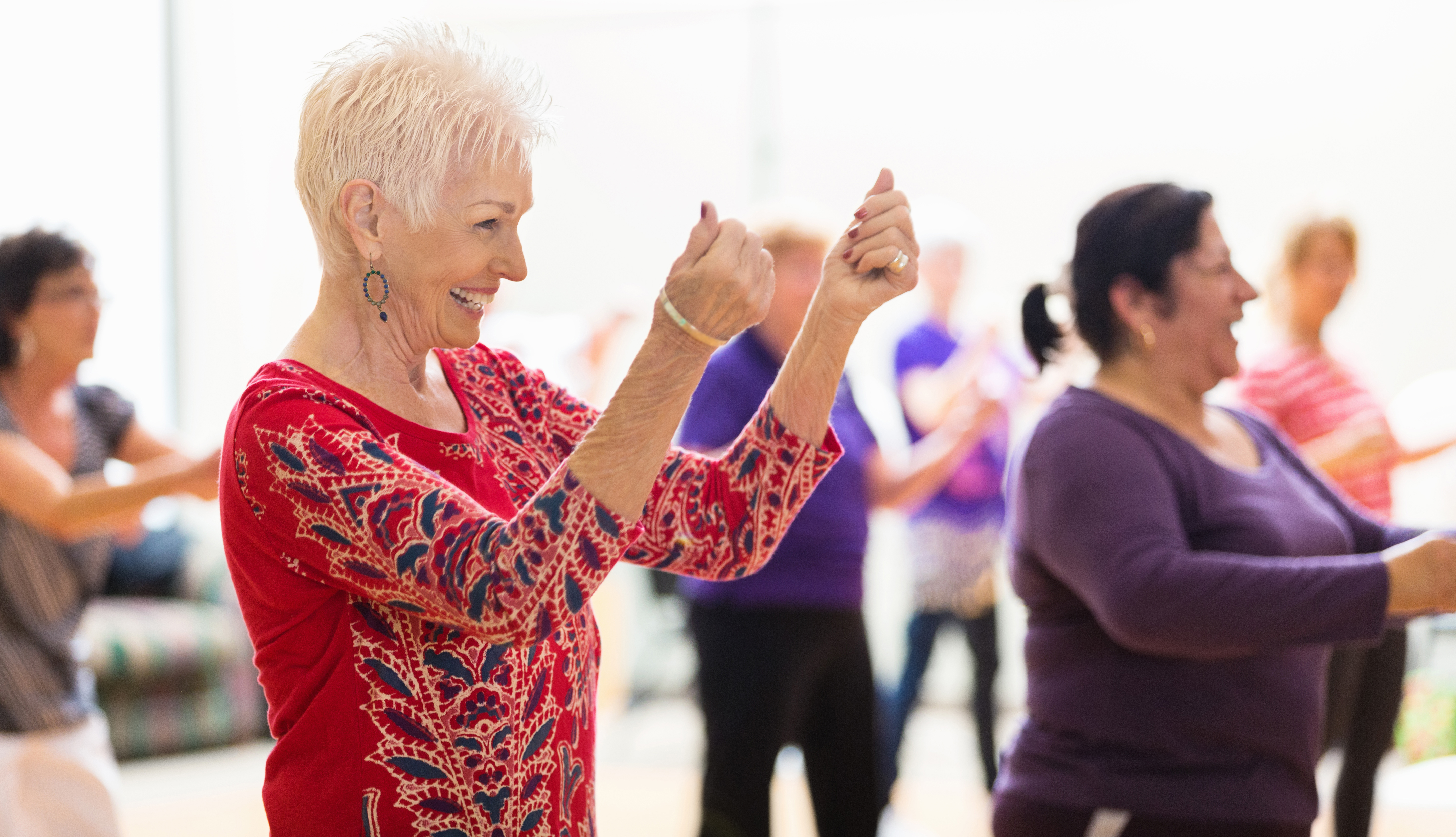 Varias mujeres en una clase de baile