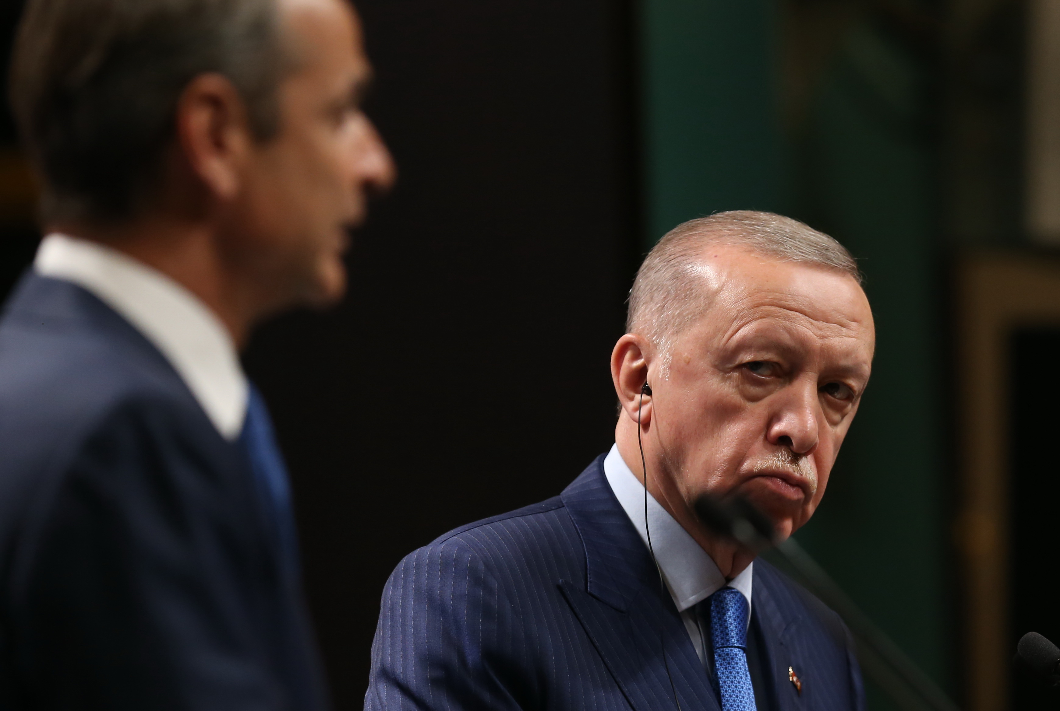 Ankara (Turkey), 13/05/2024.- Turkish President Recep Tayyip Erdogan (R) loosk on during a press conference with Greek Prime Minister Kyriakos Mitsotakis (L) after their meeting at the Presidential Palace in Ankara, Turkey, 13 May 2024. (Grecia, Turquía) EFE/EPA/NECATI SAVAS