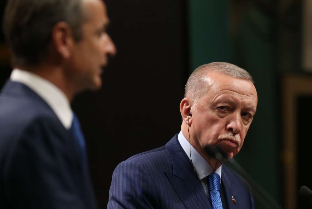 Ankara (Turkey), 13/05/2024.- Turkish President Recep Tayyip Erdogan (R) loosk on during a press conference with Greek Prime Minister Kyriakos Mitsotakis (L) after their meeting at the Presidential Palace in Ankara, Turkey, 13 May 2024. (Grecia, Turquía) EFE/EPA/NECATI SAVAS
