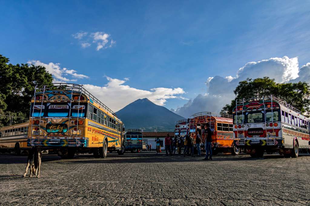 ACOMPAÑA CRÓNICA: GUATEMALA TURISMO. AME4656. ANTIGUA GUATEMALA (GUATEMALA), 05/11/2024.- Fotografía del 29 de octubre de 2024 de la estación de autobuses, en Antigua Guatemala (Guatemala). Con paisajes inolvidables y una esencia colonial, Antigua es uno de los destinos turísticos obligatorios al viajar a Guatemala, tanto por su pasado histórico como por su vida contemporánea, esa que llama tanto la atención cada año a miles de extranjeros que disfrutan perderse en sus calles empedradas. EFE/ Andrea Godínez