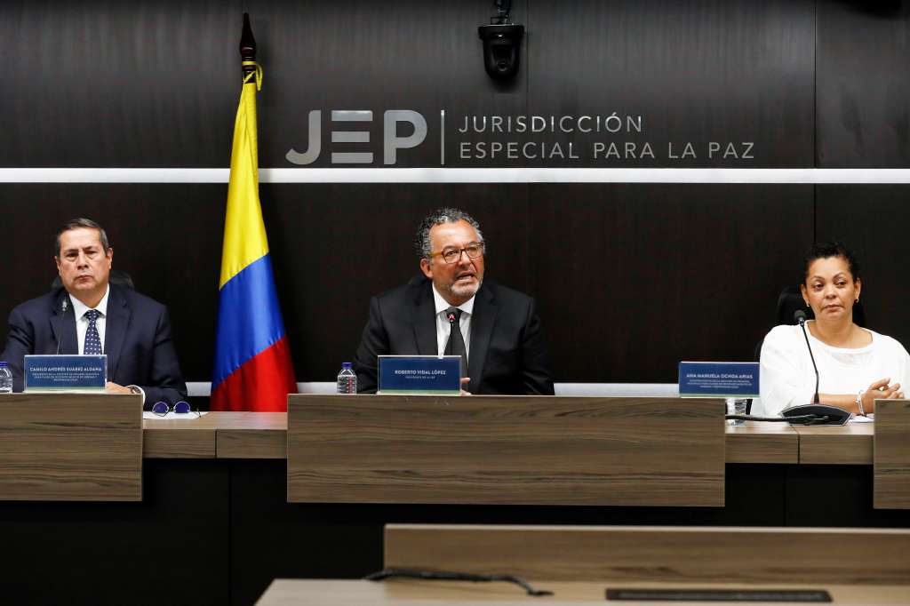 BOG400. BOGOTÁ (COLOMBIA), 29/04/2024.- El presidente de la JEP Roberto Vidal López (c) habla durante una rueda de prensa, acompañado de el presidente de la sección de primera instancia para casos de reconocimiento de verdad y responsabilidad de la JEP, Camilo Andrés Suárez (i), y de la vicepresidenta de la sección primera instancia para casos de reconocimiento de verdad y responsabilidad de la JEP el 26 de abril 2024, en Bogotá (Colombia). La Jurisdicción Especial para la Paz (JEP) de Colombia ratificó este lunes la imputación por esclavitud y secuestros al último secretariado de la extinta guerrilla de las FARC, y anunció que comienza ahora la fase de juicio para la imposición de sanciones propias. EFE/ Carlos Ortega