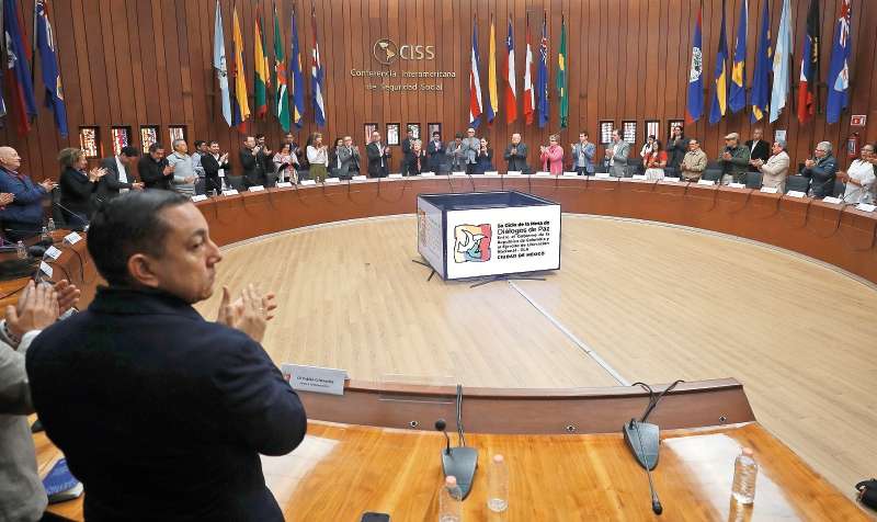 Durante la clausura del quinto ciclo de diálogos con el ELN, en México, se anunció la suspensión del secuestro. / EFE