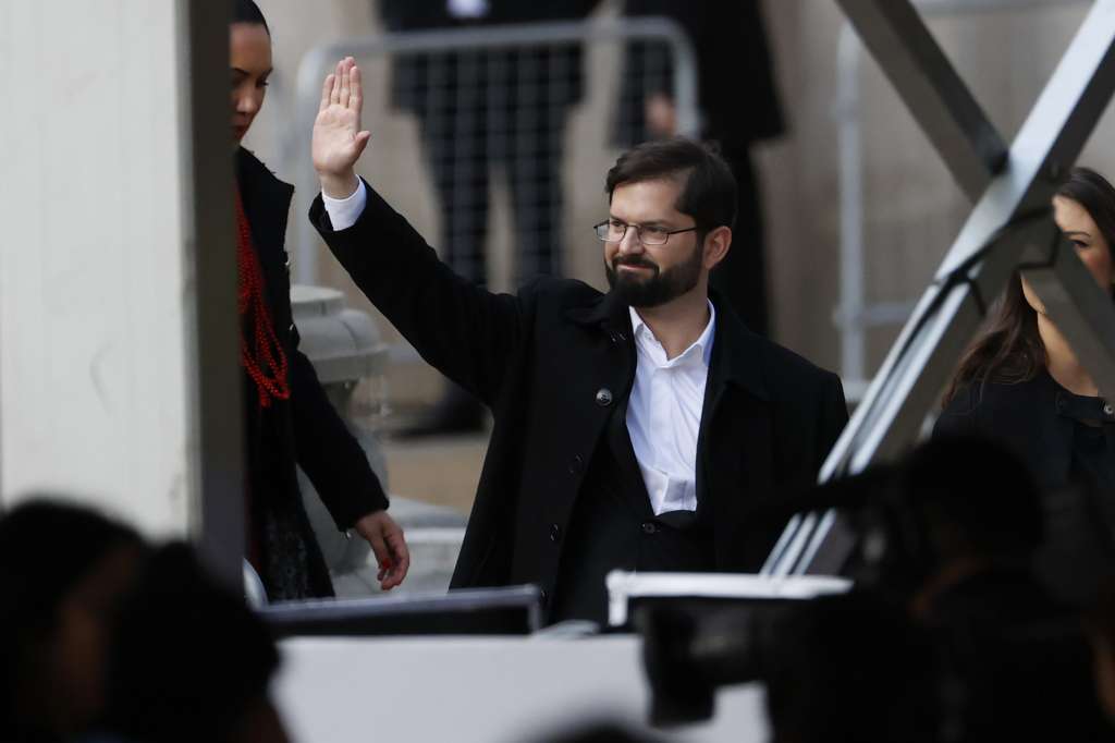 CH0. SANTIAGO (CHILE), 11/09/2023.- El presidente de Chile, Gabriel Boric, saluda hoy a su llegada al acto ciudadano en conmemoración de los 50 años del golpe de Estado contra el Gobierno democrático de Salvador Allende, en el Palacio de La Moneda en Santiago (Chile). EFE/ Elvis González